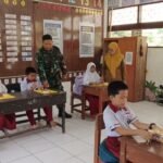 Ramadhan Penuh Berkah, Babinsa Kodim 1420/Sidrap Kawal Distribusi 62.400 Paket Gizi Kering