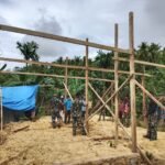 Satgas TMMD 127 dan Warga Sambuli Percepat Pemasangan Rangka RLTH