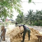 Satgas TMMD 127 dan Warga Kebut Penimbunan Jalan Jembatan di Sambuli