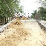 Percepat Akses Ekonomi, Satgas TMMD 127 Ratakan Jalan Penghubung Jembatan