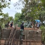 Satgas TMMD 127 dan Warga Sambuli Pasang Bekisting Bak Air