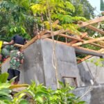 Satgas TMMD 127 Fokus Pasang Rangka Atap MCK di Sambuli