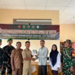 Anggota Satgas TMMD 127 Bagikan Al-Qur’an kepada Masyarakat Desa Wonosari