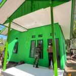 Sinergi TNI-Polri, Pemasangan Kaca Jendela Rumah TMMD di Kampung Sisir Capai 90 Persen