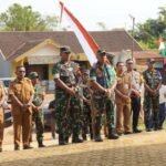 Tim Wasev TMMD ke-127 Kodim 1015/Sampit Disambut Tarian Adat Dayak