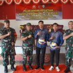 Tim Wasev Mabesad Serahkan Bantuan Alat Olahraga untuk Karang Taruna Desa Tri Buana