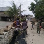 Aksi Nyata Babinsa Koramil 05 Dua Pitue, Bersama Warga Bersihkan Saluran Air Cegah Banjir