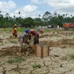 TNI Dampingi Pembersihan Lahan Huntara dan Huntap di Desa Bukit Linteng