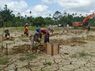 TNI Dampingi Pembersihan Lahan Huntara dan Huntap di Desa Bukit Linteng