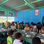 Toleransi di Bulan Suci: Pos Kotis Satgas Swasembada Yonif 751/VJS Tetap Gelar Makan Bersama Anak-Anak Sepulang Sekolah