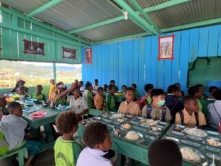 Toleransi di Bulan Suci: Pos Kotis Satgas Swasembada Yonif 751/VJS Tetap Gelar Makan Bersama Anak-Anak Sepulang Sekolah