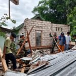Hujan Angin Terjang Batukliang, Puluhan Rumah Rusak, Babinsa Respon Cepat Evakuasi Korban