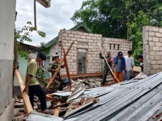 Hujan Angin Terjang Batukliang, Puluhan Rumah Rusak, Babinsa Respon Cepat Evakuasi Korban