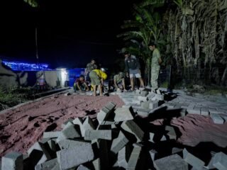 Lembur Malam, Satgas TMMD 127 Pasang Paving Blok di Kendari