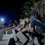 Lembur Malam, Satgas TMMD 127 Pasang Paving Blok di Kendari
