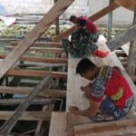 Satgas TMMD 127 Pasang Lantai Rumah Ibu Suriana di Petoaha