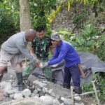 Gotong Royong Warga dan Satgas TMMD Kodim 1305/BT Percepat Pengerasan Jalan dan Pembangunan Talud di Desa Oyom