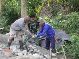 Gotong Royong Warga dan Satgas TMMD Kodim 1305/BT Percepat Pengerasan Jalan dan Pembangunan Talud di Desa Oyom