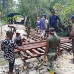 Progres 68 Persen, Satgas TMMD 127 Pasang Balok dan Kayu Jembatan Kampung Marsi