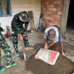 Satgas TMMD 127 Kodim 0430/BA Bersama Warga Kebut Plester Dinding Rumah Bapak Paiman