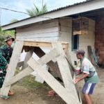 Gotong Royong TNI dan Warga, Plester Dinding Rumah Bapak Paiman Terus Digenjot