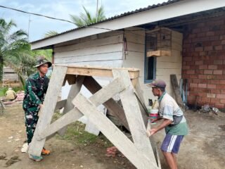Gotong Royong TNI dan Warga, Plester Dinding Rumah Bapak Paiman Terus Digenjot