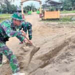 Satgas TMMD 127 dan Warga Gotong Royong Timbun Tanah Merah di Masjid Jami Darusalam