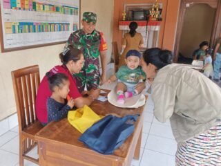 Dukung Program Kesehatan, Babinsa Desa Bangbang Dampingi Pelayanan Posyandu Balita