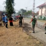 BERSAMA WARGA, BABINSA KORAMIL 06/PANCA RIJANG LAKSANAKAN KERJA BAKTI PEMBERSIHAN SALURAN DRAINASE