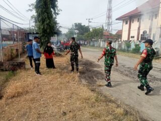 BERSAMA WARGA, BABINSA KORAMIL 06/PANCA RIJANG LAKSANAKAN KERJA BAKTI PEMBERSIHAN SALURAN DRAINASE