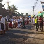 Personel Koramil Tembuku Hadir Jaga Keamanan Kegiatan Keagamaan di Pura Dalem Taruk