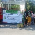 Diserbu Masyarakat, Pasar Murah Di Depan Pasar Tradisional Desa Tusan Mendapat Pengawalan Babinsa