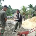 Melawan Lelah, TNI dan Warga Kendari Kompak Dorong Material Demi Pembangunan