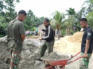 Melawan Lelah, TNI dan Warga Kendari Kompak Dorong Material Demi Pembangunan