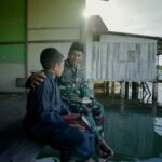 Sertu La Ode Suka Bimbing Anak Pesisir Mengaji di Tengah TMMD 127