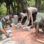 TNI-Polri Kompak Bangun Jalan Paving Blok di Anggoeya