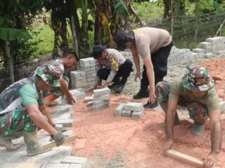 TNI-Polri Kompak Bangun Jalan Paving Blok di Anggoeya