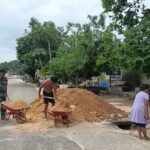 Pasutri di Kendari Ikut Bantu Satgas TMMD 127 Langsir Material RTLH