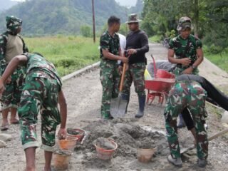 Satgas TMMD ke-127 Kodim 1305/BT Kebut Pengerasan Jalan 650 x 4 Meter di Dusun Ogomolobu