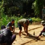 Satgas TMMD 127 Kodim 1015/Sampit Mulai Bongkar Jembatan Akses Perkebunan Warga