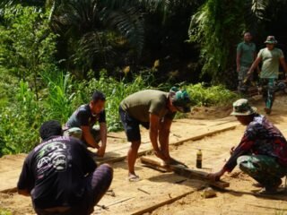 Satgas TMMD 127 Kodim 1015/Sampit Mulai Bongkar Jembatan Akses Perkebunan Warga