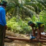 Warga Desa Tri Buana Ikut Turut Bantu Pengerjaan Jembatan TMMD ke-127