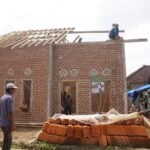 Hari Ke-23 TMMD Ke-127: Kerangka Atap Rumah Bapak Ngadino Mulai Menjulang, Harapan Baru Kian Nyata