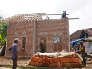 Hari Ke-23 TMMD Ke-127: Kerangka Atap Rumah Bapak Ngadino Mulai Menjulang, Harapan Baru Kian Nyata