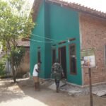 TMMD Ke-127: Pengacian Dinding Dalam Rumah Ibu Siti Hamidah Terus Dikebut