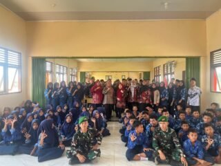 Ketua Persit KCK Cabang LIII Dim 0430 Koorcab Rem 044 PD/Sriwijaya Berikan Penyuluhan Bahaya Narkoba kepada Siswa SMPN 3 Pulau Rimau