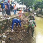 TNI dan Warga Bersatu, Babinsa Koramil 1420-07/Baranti Gelar Karya Bakti di Pasar Sentral Baranti