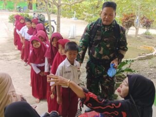 Wujudkan Generasi Sehat, Babinsa Kodim 1420/Sidrap Kawal Pendistribusian Makan Bergizi Gratis di Bulan Ramadan