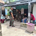 Satgas TMMD 127 Kodim 0430/BA Bersama Warga Gotong Royong Angkat Material Keramik untuk RTLH Rumah Bapak Paiman