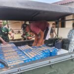 Satgas TMMD 127 Kodim 0430/BA dan Warga Angkut Keramik untuk RTLH Rumah Ibu Suwarti